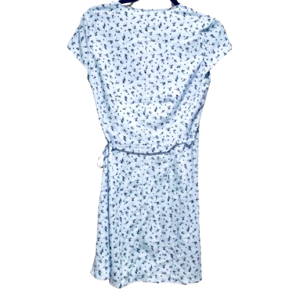 NWOT- H&M Crêpe Wrap Light Blue
Floral Dress Small - Picture 8 of 11